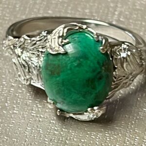 Elegant Silver Ring with Emerald Green Stone